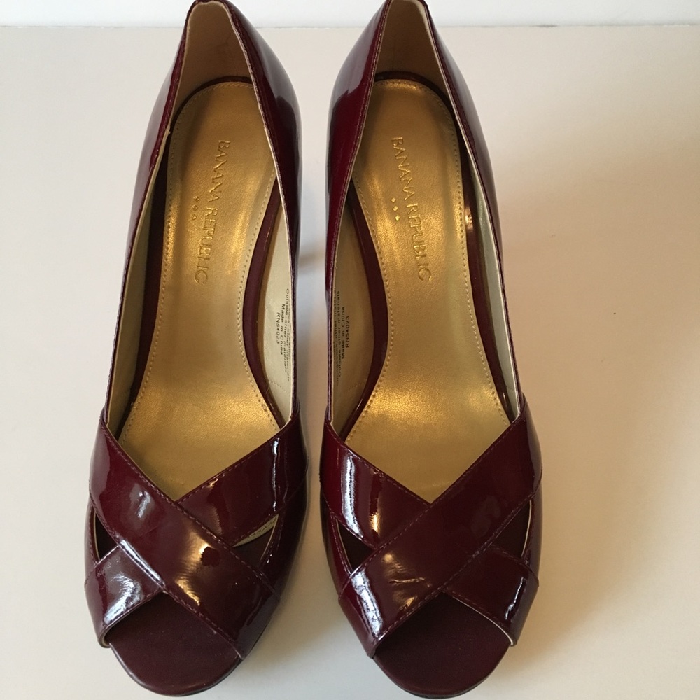 Banana Republic burgundy patent leather peep-toe
